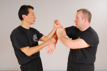 sam kwok showing bong lap drill for wing chun