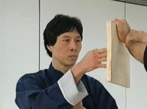 Kung Fu Ging master kwok breaks board using ging